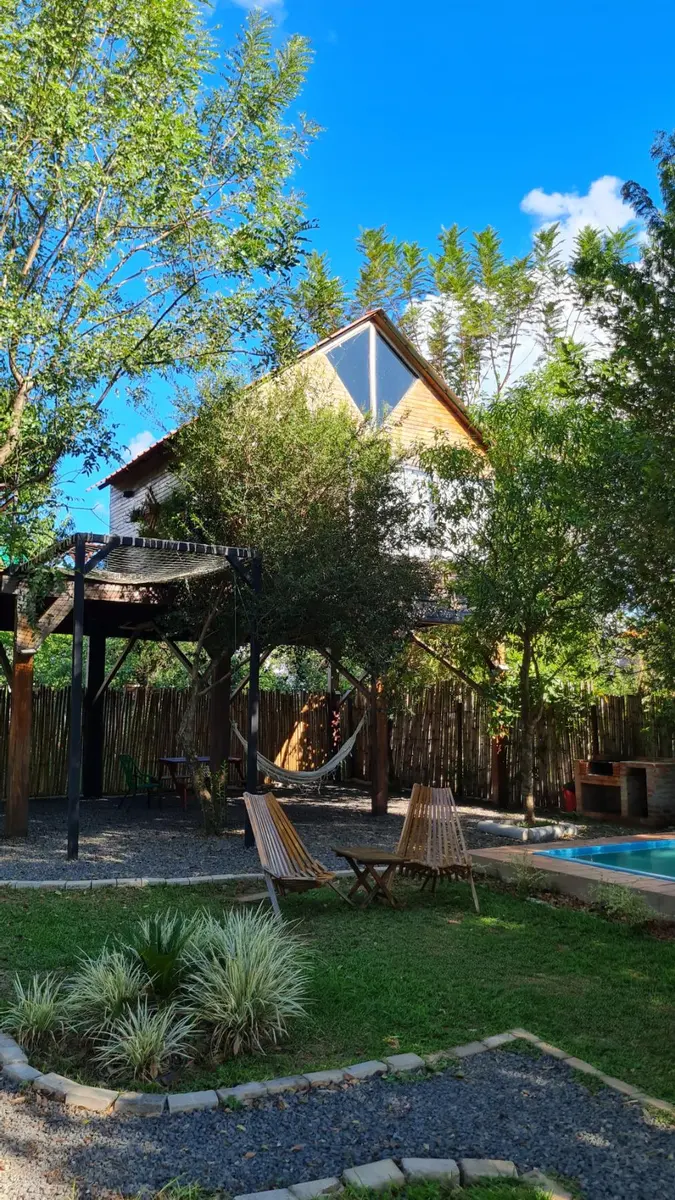 La Casa del Árbol de día, elevada entre la vegetación