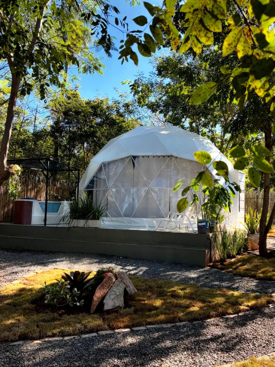 El Domo de noche, con el jacuzzi de exterior encendido